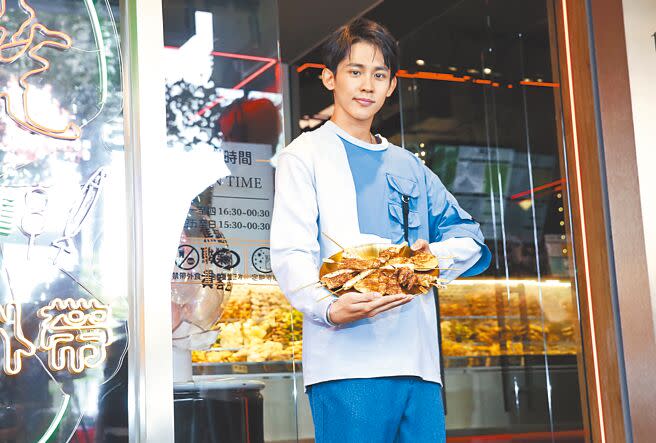 陳治廷昨擔任串燒店一日店長，烤食物送給粉絲。（陳俊吉攝）