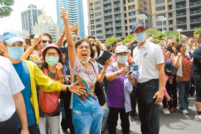 支持者在旁大聲為韓加油，情緒相當激動。（林宏聰攝）