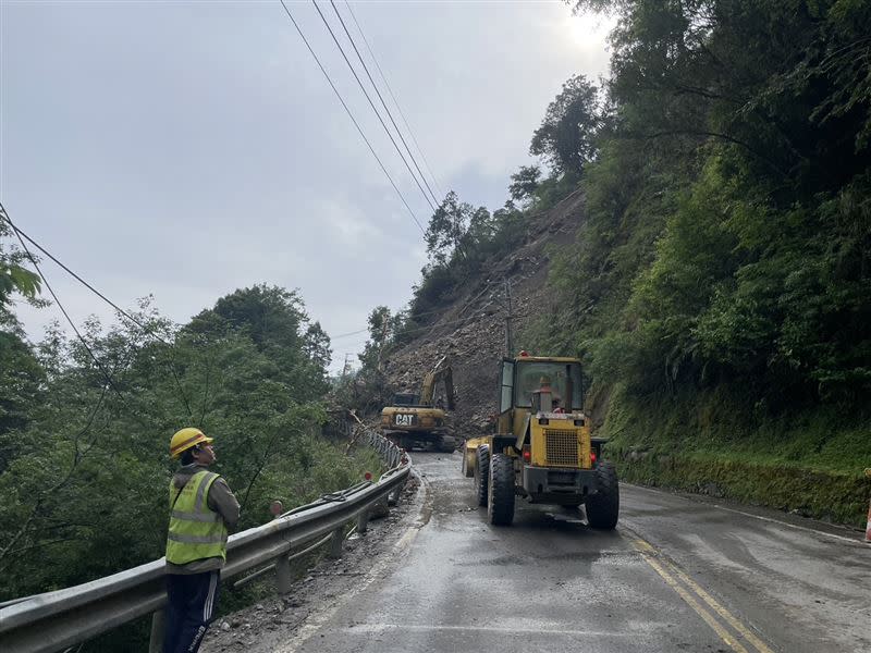 公路局派員進行搶通。（圖／翻攝畫面）