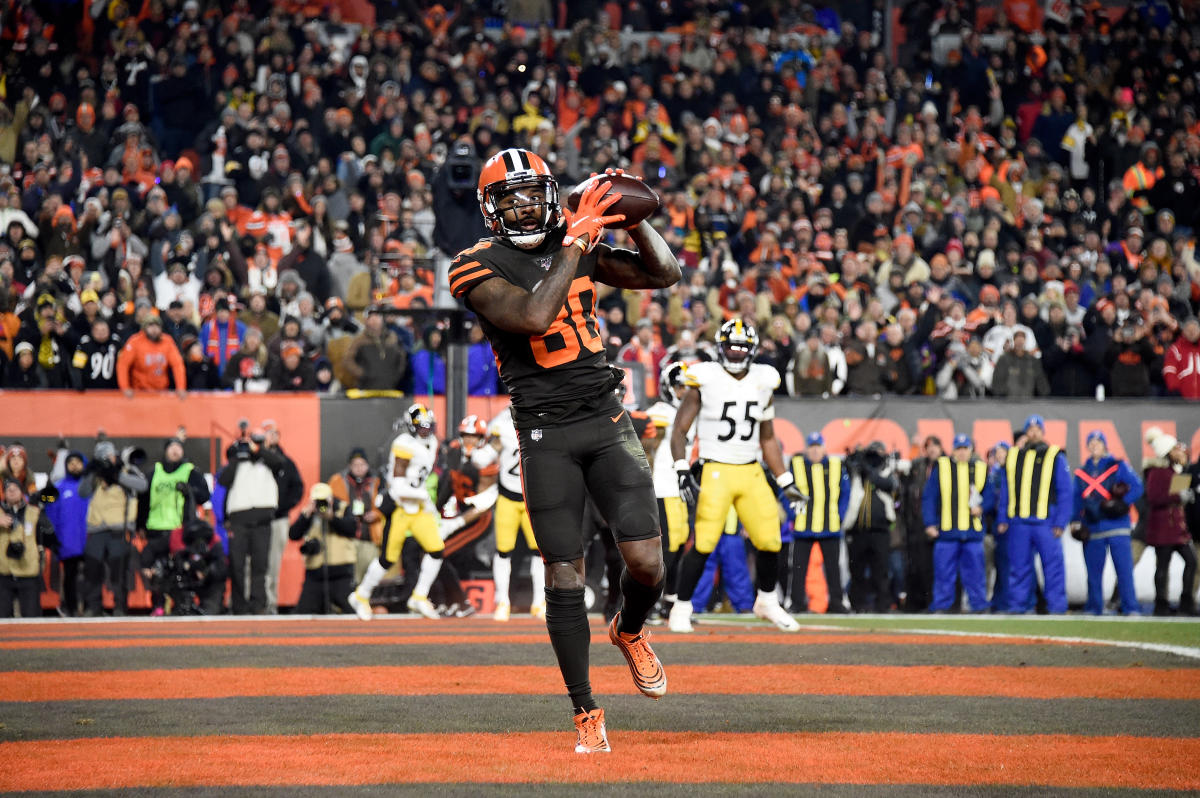 Browns' Myles Garrett approaches Mason Rudolph after victory over Steelers,  shakes his hand and says 'good game' 