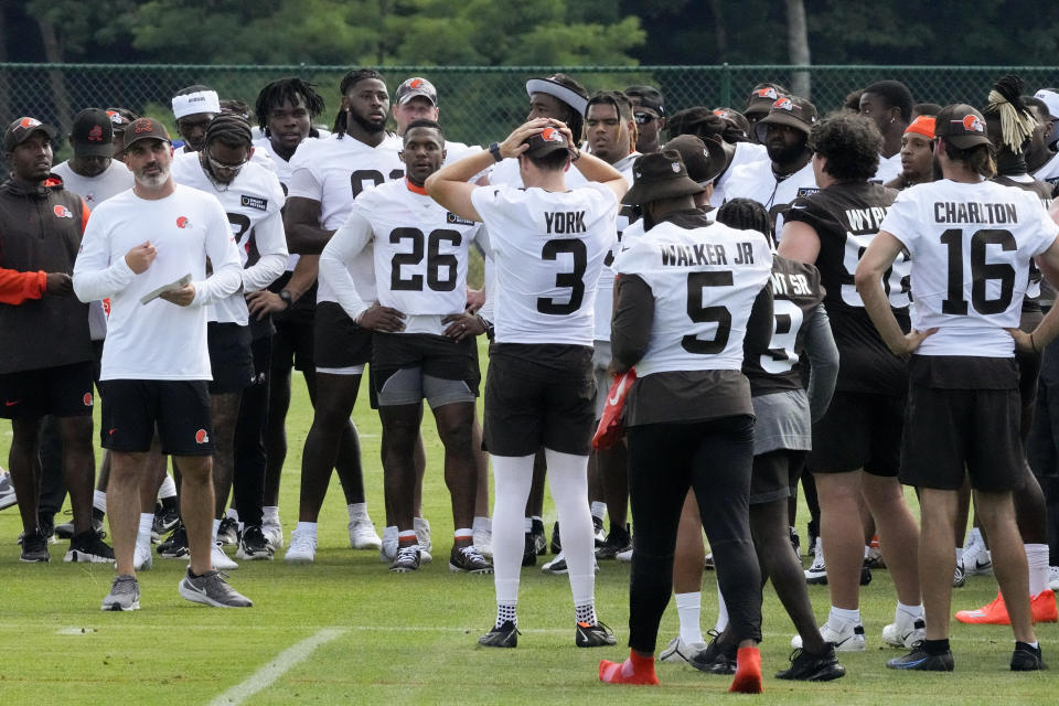 Cleveland Browns head coach Kevin Stefanski, front left, gathers his team at their NFL football training camp facility Saturday, July 22, 2023, in White Sulphur Springs, W.V. (AP Photo/Chris Carlson)