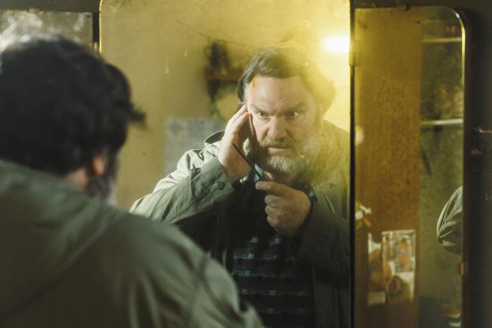 Alois Meininger (Martin Leutgeb) versteckt sich in einer Kellerwohnung. (Bild: BR / Tellux Film GmbH / Hendrik Heiden)