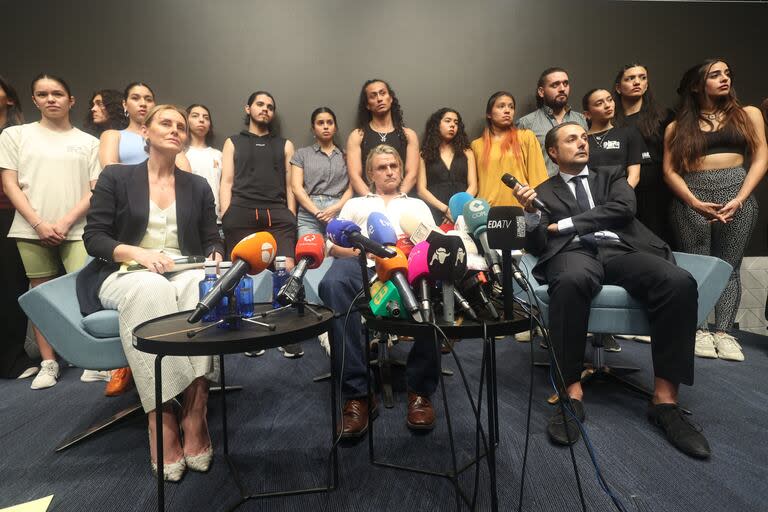 Nacho Cano, ayer, junto a sus abogados y parte del equipo de artistas que forman parte del elenco de Malinche, durante la conferencia de prensa