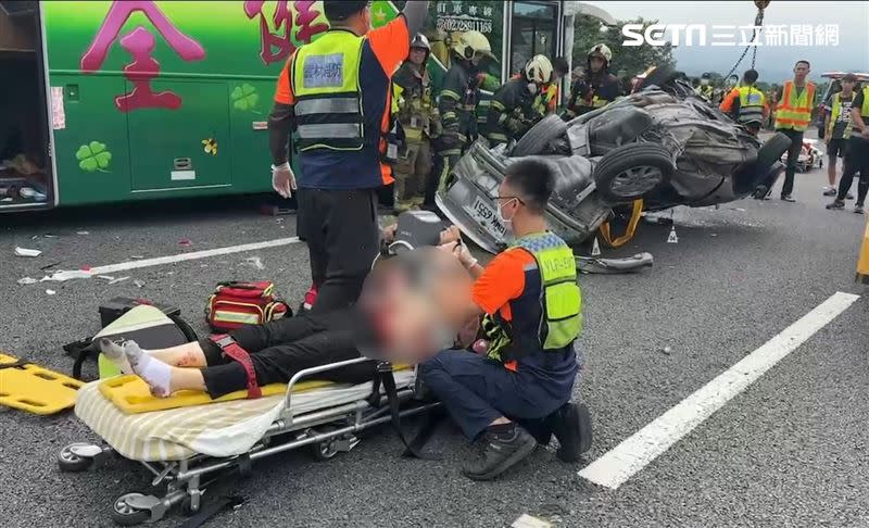 遊覽車與小客車在國道車禍，造成4死22輕傷。（圖／翻攝畫面）