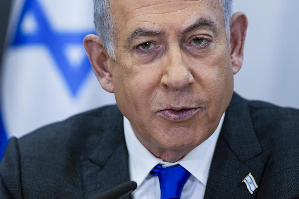 ARCHIVO - El primer ministro de Israel, Benjamin Netanyahu, preside una reunión del gobierno en la base militar Kirya, donde se encuentra el Ministerio israelí de Defensa, en Tel Aviv, Israel, el 24 de diciembre de 2023. (AP Foto/Ohad Zwigenberg, Pool, Archivo)