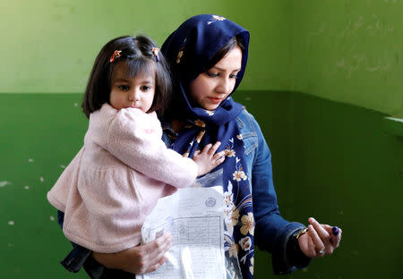 Afghan woman arrives to cast their vote during parliamentary elections at a polling station in Kabul, Afghanistan October 20, 2018.REUTERS/Mohammad Ismail