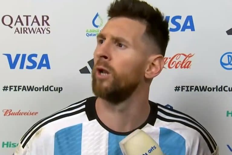 Crossing with Lionel Messi's rival in the mixed zone after the win against the Netherlands