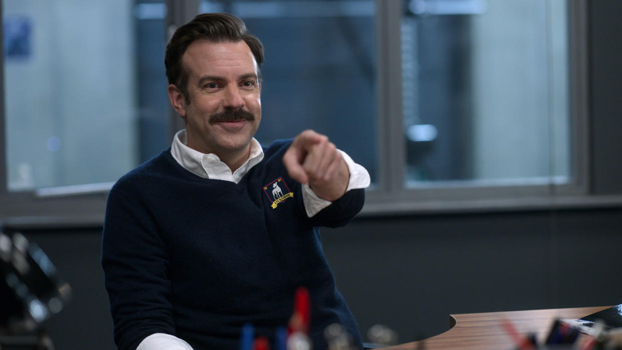  Jason Sudeikis' Ted Lasso pointing at someone in Ted Lasso season 2 