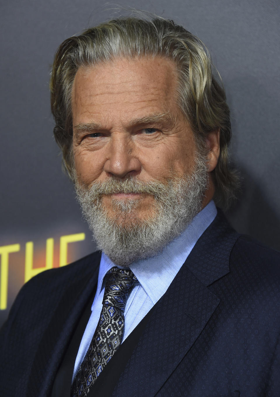 ARCHIVO - Jeff Bridges llega al estreno en Los Angeles de "Bad Times at the El Royale" en una fotografía de archivo del 22 de septiembre de 2018. Jeff Bridges recibirá el premio Cecil B. DeMille en los Globos de Oro. La Asociación de Prensa Extranjera de Hollywood anunció el lunes que Bridges será reconocido durante la 76ª ceremonia anual el 6 de enero. (Foto Jordan Strauss/Invision/AP, archivo)