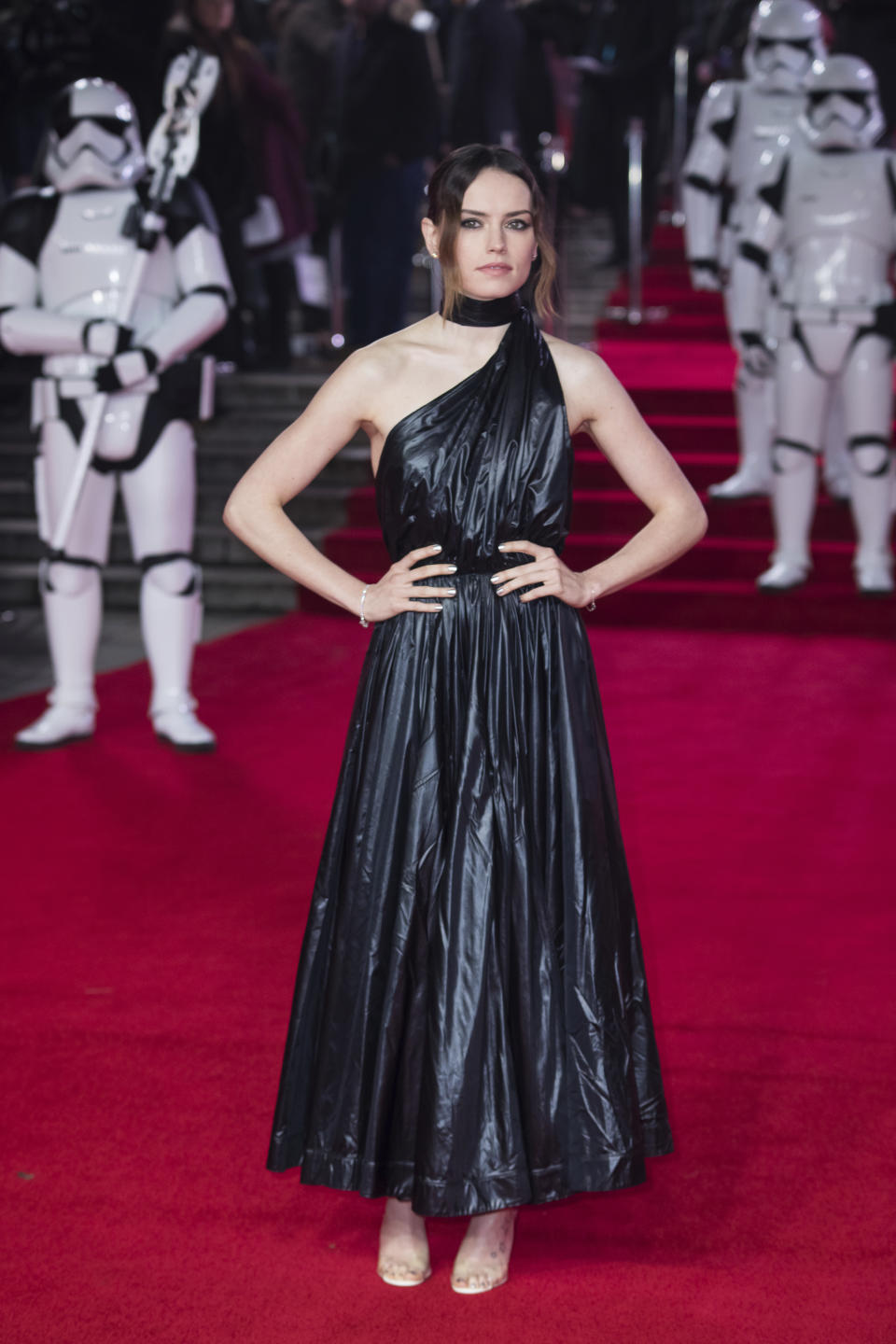 <p>Zur „Star Wars: Die letzten Jedi“-Europapremiere in London kam Schauspielerin Daisy Ridley in einem schwarzen Midi-Dress aus Vinyl. Mutig war nicht nur die Lack-und-Leder-Optik, sondern auch der asymmetrische Schnitt ihres Kleides. (Bild: AP Images) </p>