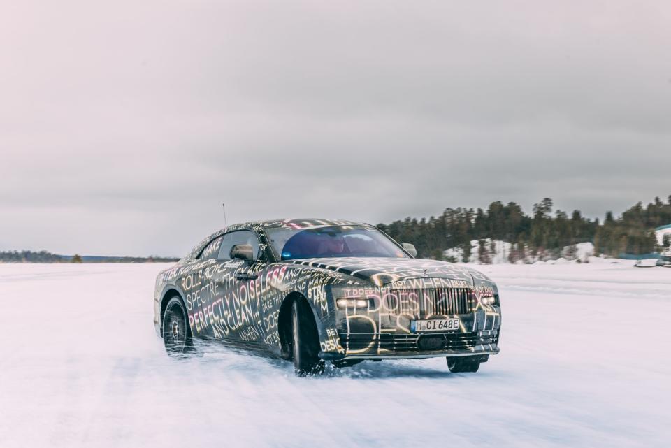 Aktuell spult der noch mit Tarnfolie überzogene Rolls Royce Spectre Testkilometer ab. Unter anderem am Polarkreis.