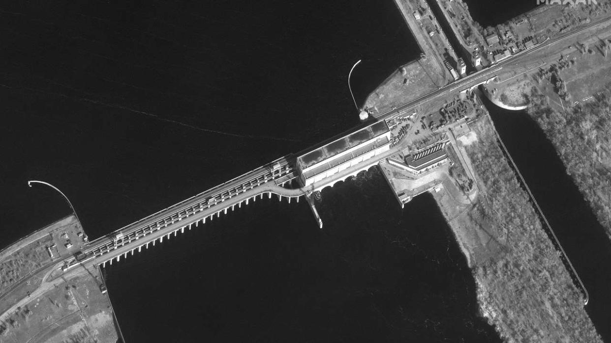 This Maxar satellite image taken and released on February 26, 2022, shows an overview of the Kakhovka hydroelectric plant on the Dnieper River in southern Ukraine, where Russian ground forces have assembled. - The United Nations told Ukraine that it will work to increase humanitarian assistance in the wake of the Russian invasion. (Photo by various sources / AFP) / RESTRICTED TO EDITORIAL USE - MANDATORY CREDIT 