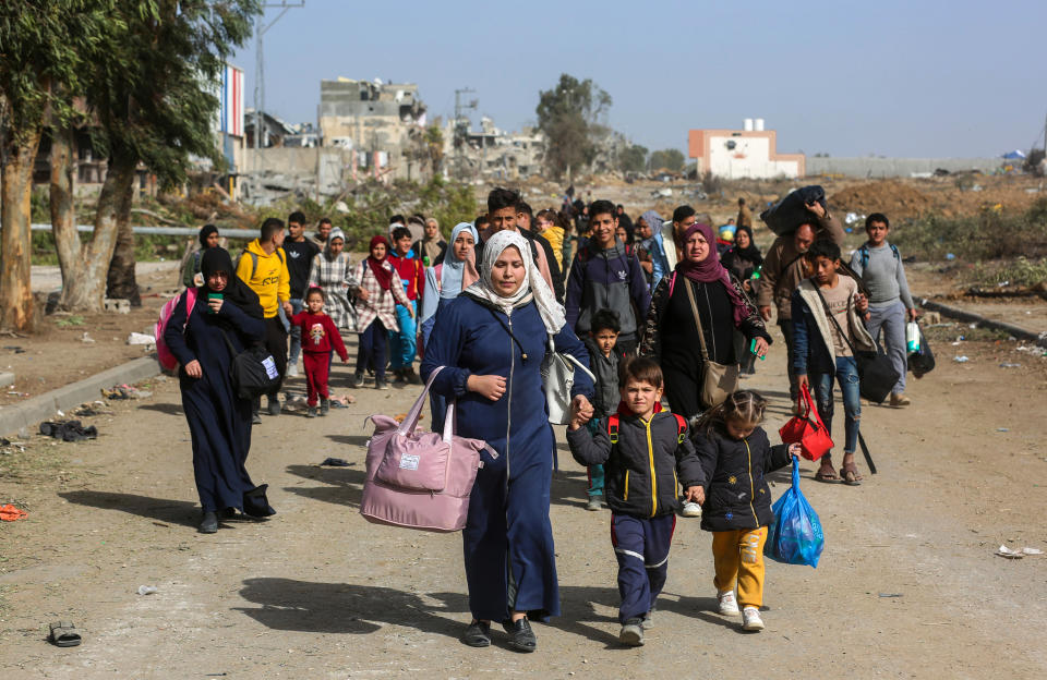 Palestinos desplazados caminan hacia el sur de la Franja de Gaza para escapar de los combates y bombardeos en el norte, el 26 de noviembre de 2023. (Samar Abu Elouf/The New York Times).