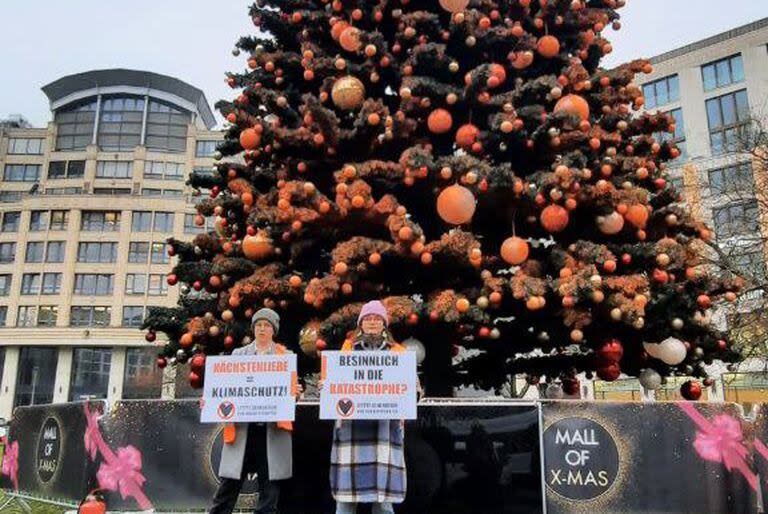 Activistas alemanes pintaron de naranja varios árboles de Navidad