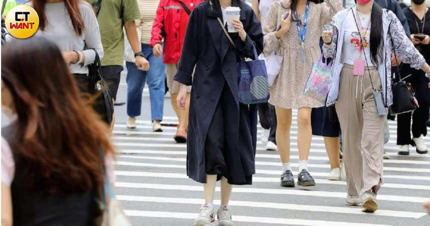 行人應依照號誌指示穿越馬路。（示意圖／方萬民攝）