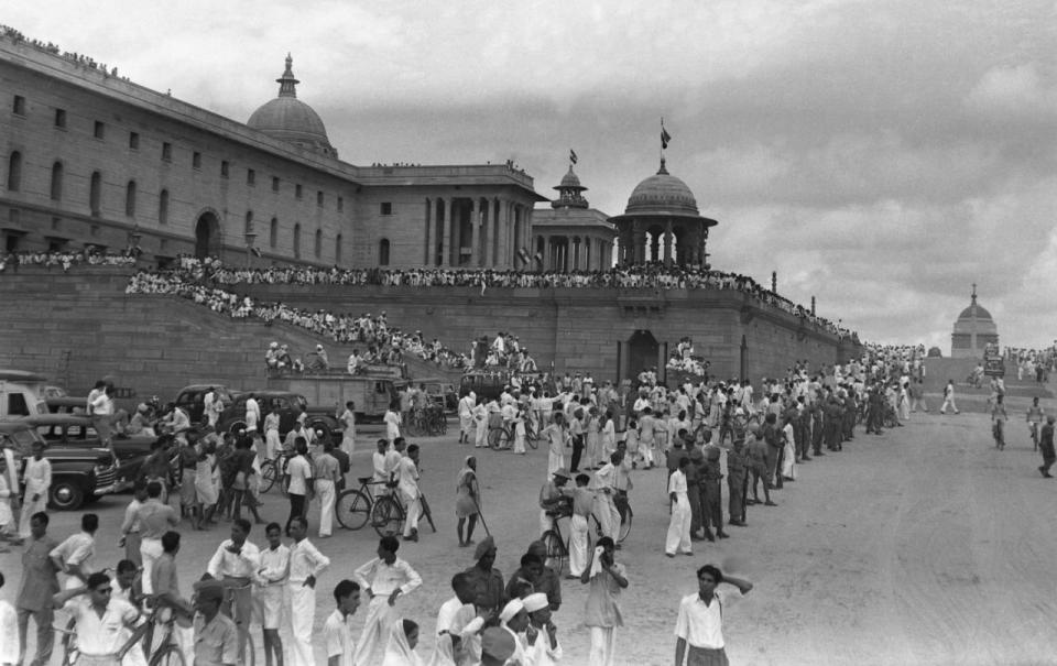 INDIA INDEPENDENCE ANNIVERSARY: In this photo released by the Indian Defence Ministry, people throng in to participate in India’s first Independence Day celebrations at Raisina Hill in New Delhi in August, 1947. India celebrates its 70th Independence day on Aug. 15, 2016. (AP Photo)