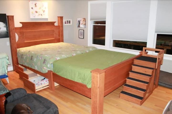 Para seguir durmiendo juntos, los Hughes decidieron pedirle a un carpintero local ayudarlos a crear una cama especial con dos colchones.
