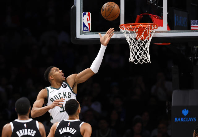 Antetokounmpo posts 36 points, 18 rebounds, Bucks flex defensive