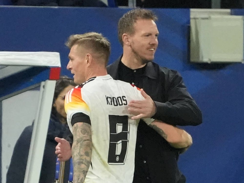 Julian Nagelsmann mit Toni Kroos nach dem Sieg in Lyon. (Bild: IMAGO/Schüler)