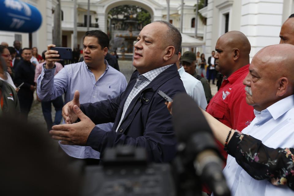 Diosdado Cabello, presidente de la Asamblea Nacional Constituyente, responde a las preguntas de los periodistas cuando llega a una sesión especial en la Asamblea Nacional en Caracas, Venezuela, el miércoles 15 de enero de 2020. (AP Foto / Ernesto Vargas)