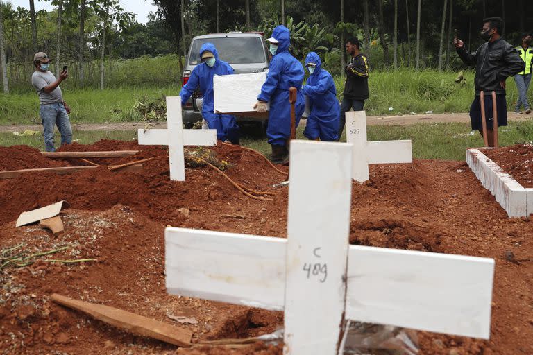 Tumbas para víctimas del coronavirus en el cementerio Cipenjo en Bogor, Java Occidental, Indonesia.