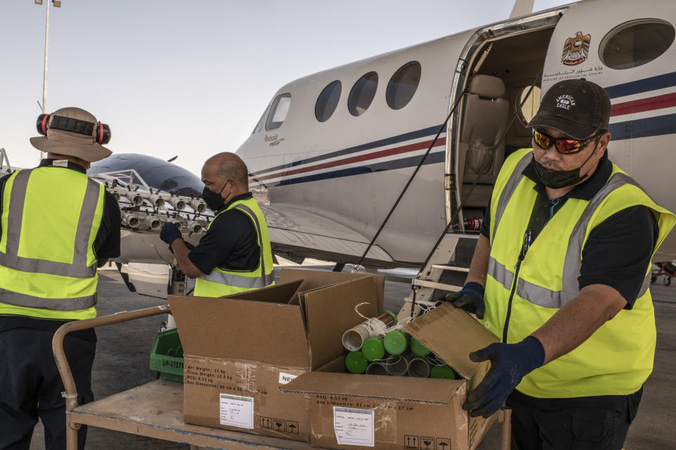 Un equipo del Centro Nacional de Meteorología y Sismología equipa un avión con bengalas higroscópicas que liberan material de siembra en las nubes en Al Ain, Emiratos Árabes Unidos, el 3 de marzo de 2022. (Bryan Denton/The New York Times)