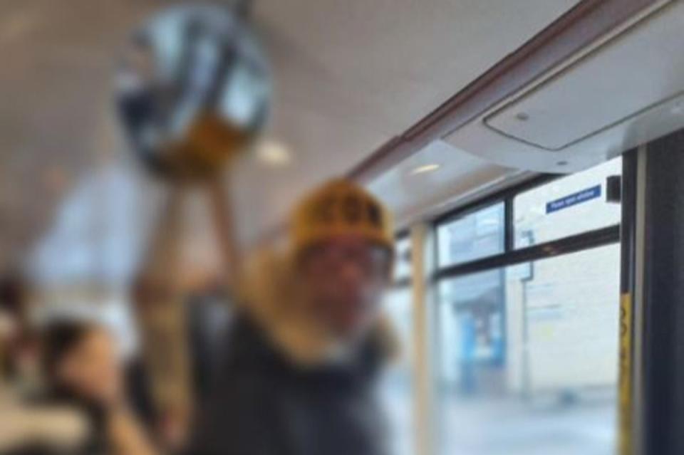 A still of the man seen ranting on the bus  (@Shlomeginsberg / Twitter)