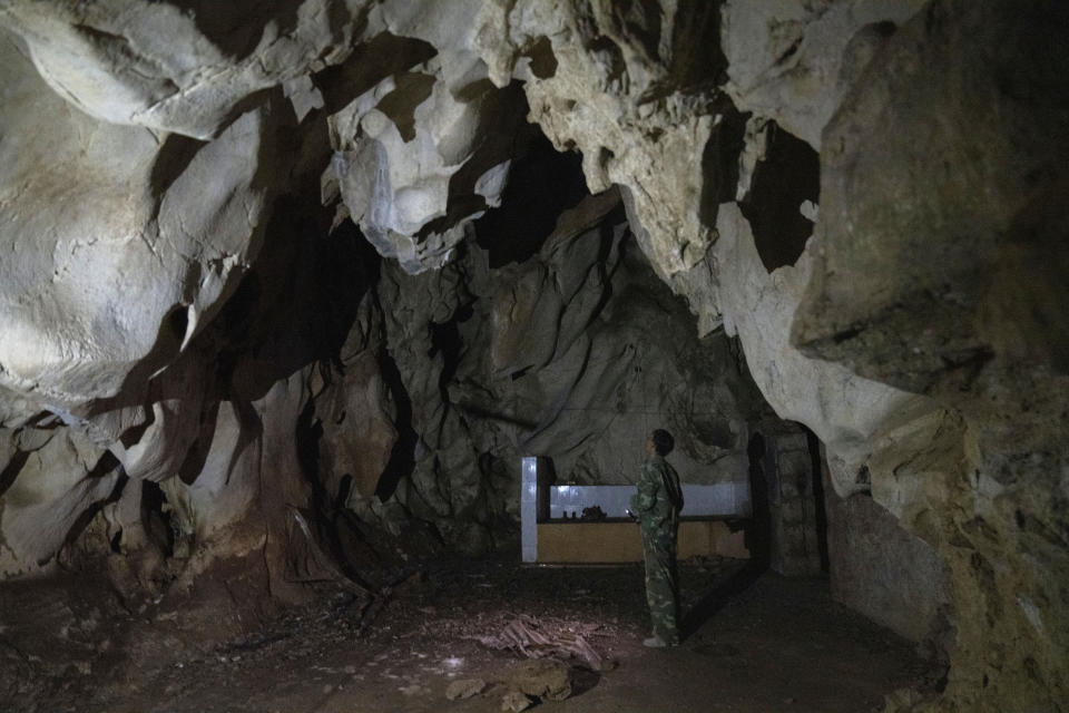 A man stands inside the abandoned Wanling cave near Manhaguo village in southern China's Yunnan province on Wednesday, Dec. 2, 2020. La cueva ha sido utilizada por budistas, precisamente el tipo de contacto entre murciélagos y personas que alarma a los científicos. (AP Photo/Ng Han Guan)