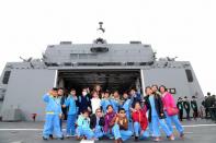 海軍106敦睦遠航訓練支隊6日在臺中港舉行第2日開放活動，吸引臺中地區的各級學校前來參訪，為全民國防最佳寫照。（軍聞社記者卓以立攝）