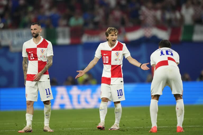 La decepción de Luka Modric, entre Brozovic y Budimir, después del empate con Italia que los complicó