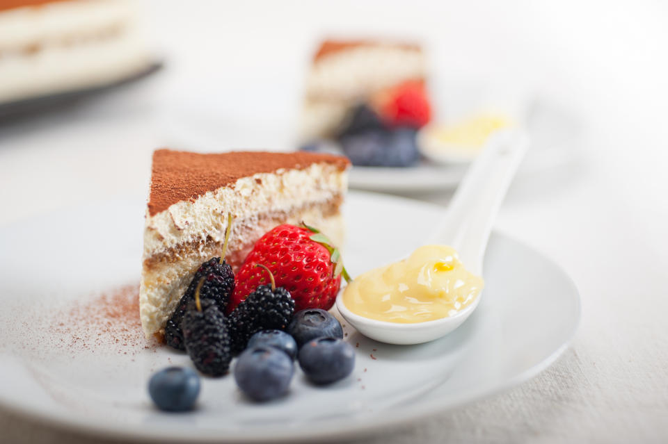 Mit Lebkuchengewürzen schmeckt das klassische Tiramisu gleich viel weihnachtlicher. Wer mag, kann es mit frischen Früchten dekorieren. (Bild: ddp)