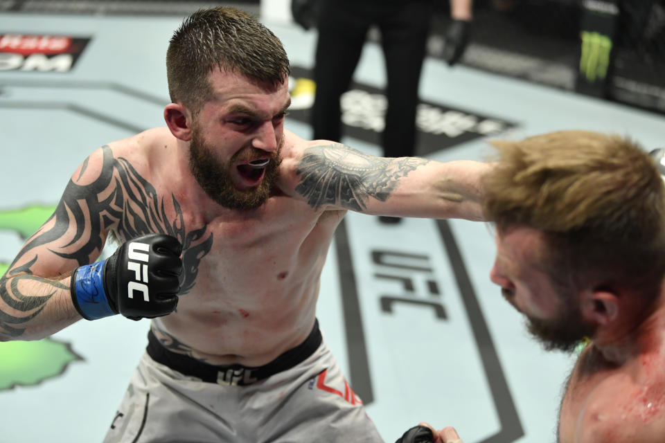 ABU DHABI, UNITED ARAB EMIRATES – JANUARY 17: (L-R) Austin Lingo punches Jacob Kilburn in a featherweight bout during the UFC Fight Night event at Etihad Arena on UFC Fight Island on January 17, 2021 in Abu Dhabi, United Arab Emirates. (Photo by Jeff Bottari/Zuffa LLC)