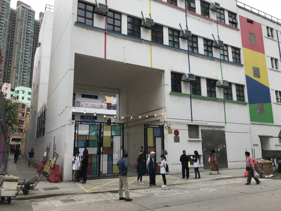 在保良局林文燦英文小學票站出口位置，有香港研究協會的工作人員進行民調。周滿鏗攝