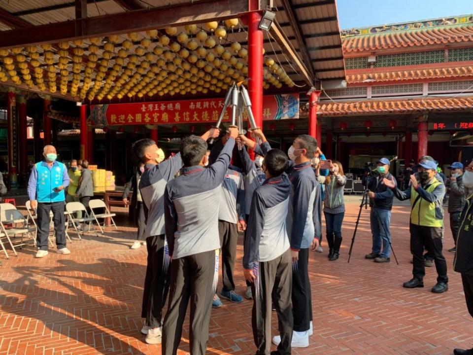 台南市中運的聖火在南鯤鯓代天府點燃。（記者林相如攝）