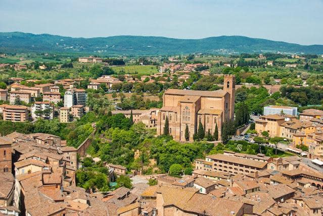 義大利托斯卡尼知名觀光古城西恩納（Siena）8日晚間發生芮氏規模3.5地震，當天夜裡發生近20起餘震。（示意圖，Pexels）