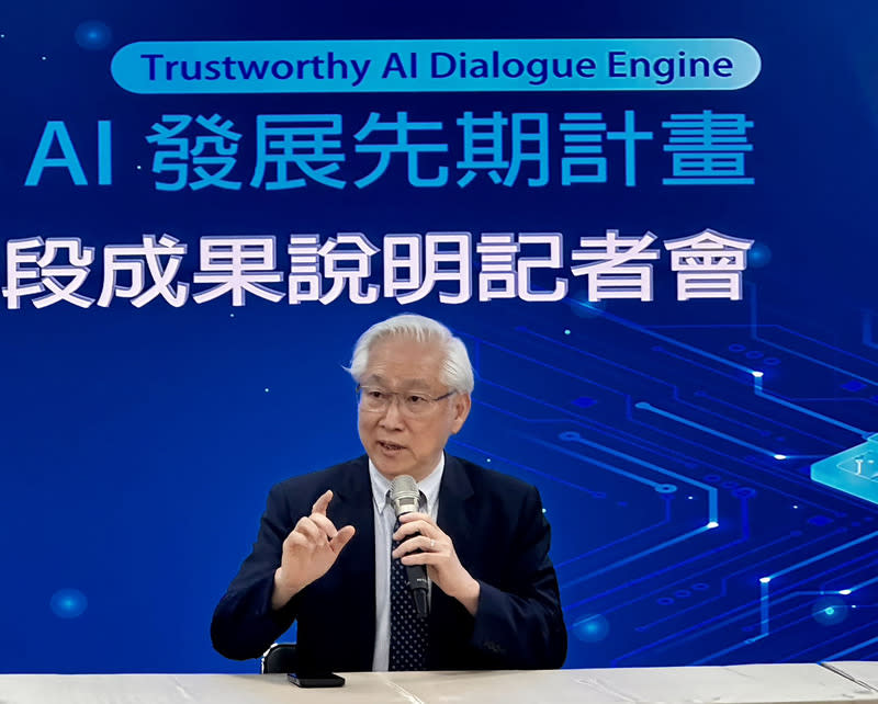 國科會14日舉辦記者會，主委吳政忠會中說明、展示「可信任人工智慧對話引擎」（TAIDE） 7B模型。（中央社）