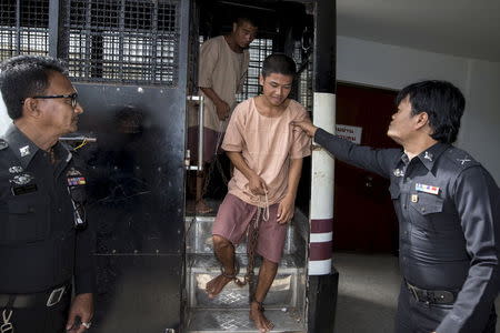 Myanmar migrant workers Zaw Lin (R) and Win Zaw Htun (L) arrive at the Koh Samui Provincial Court, in Koh Samui, Thailand, July 8, 2015. REUTERS/Athit Perawongmetha