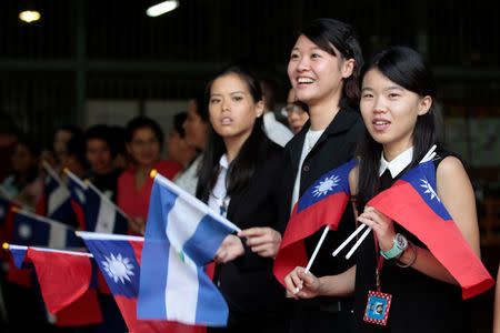 Taiwanese citizens living in Managua hold Nicaragua's flag and Taiwan's flag as they waits for arrival of Tawain's President Tsai Ing-wen in Managua, Nicaragua January 10, 2017. REUTERS/Oswaldo Rivas