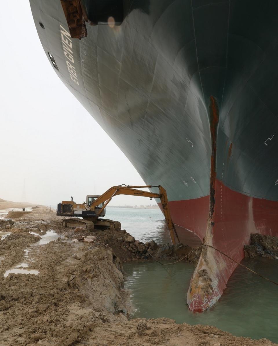 「以小博大」怪手司機在全球爆紅。   圖/翻攝自Guy With The Digger At Suez Canal (@SuezDiggerGuy) 推特