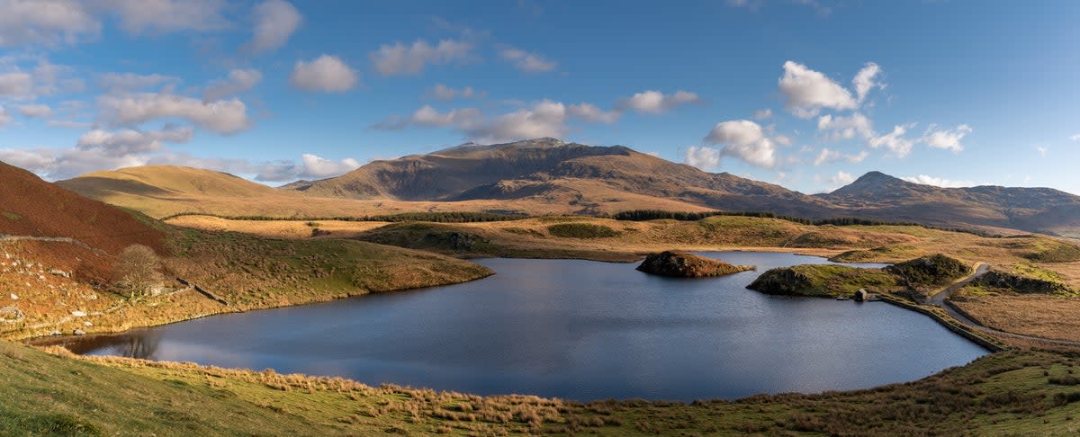 Panoramic views of Llyn y Dywarchen, Snowdon, and Y Garn during winter (Getty Images/iStockphoto)