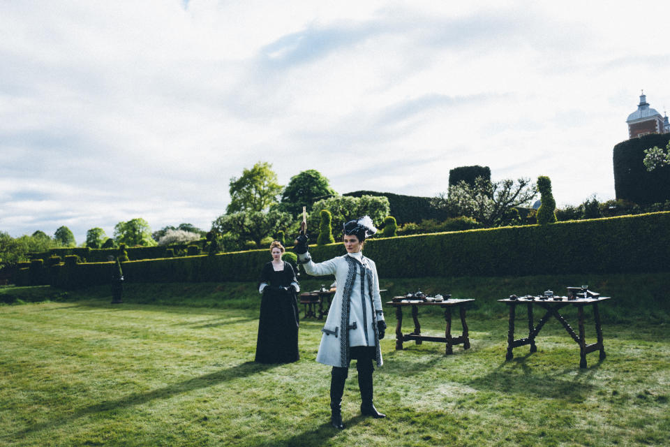 Emma Stone and Rachel Weisz in "The Favourite." (Photo: Fox Searchlight)