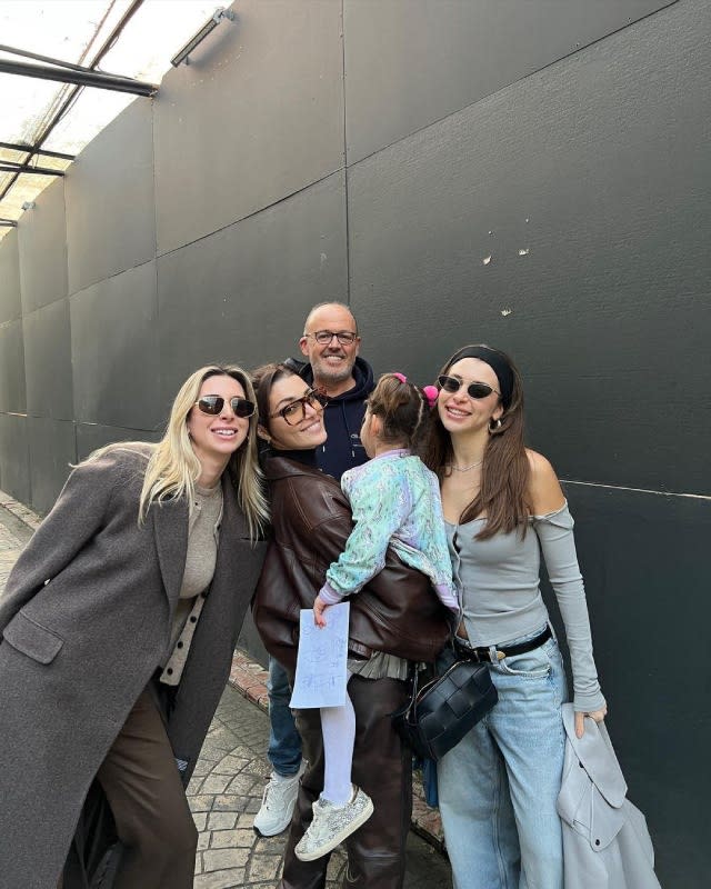 Hande Erçel disfruta mucho de los planes junto a su familia