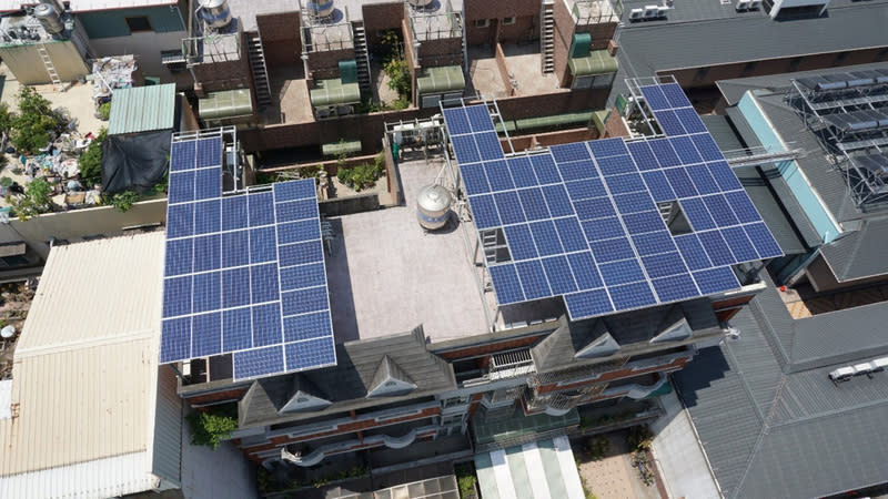 行政院會通過「再生能源發展條例」修正草案，未來新建、增建及改建符合條件的建築物，應設置太陽光電設備。圖／中央社提供