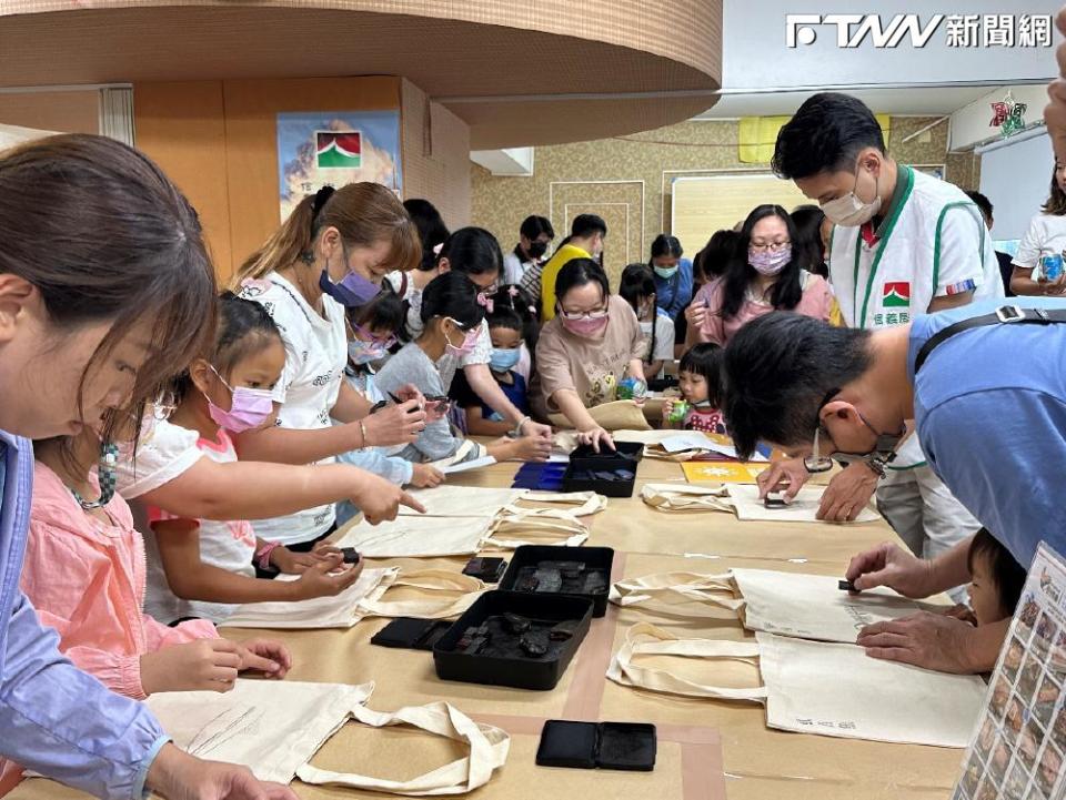 信義房屋成大店透過手作活動進行食魚教育。