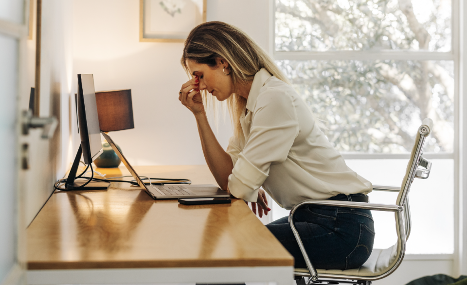 Die Arbeit kann schnell anstrengend werden. Ein Urlaub wirkt da wie eine Erlösung. Doch der hilft nur teilweise. (Symbolbild) - Copyright: jacoblund / getty images