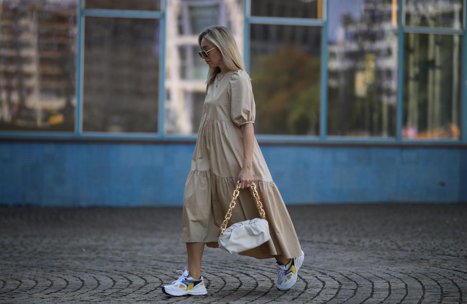 Los vestidos largos tipo túnica también estilizan la figura y, además, pueden llevarse con un zapato plano. Un buen ejemplo lo vimos el pasado 27 de junio en Berlín de la mano de Sonia Lyson. (Foto: Jeremy Moeller / Getty Images)