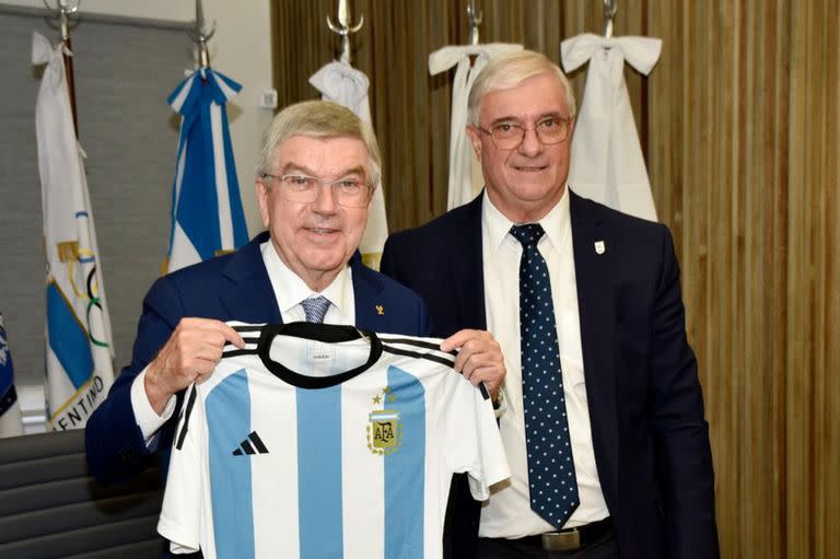 Thomas Bach, presidente del COI, con una camiseta de la selección, acompañado por el titular del COA, Mario Moccia