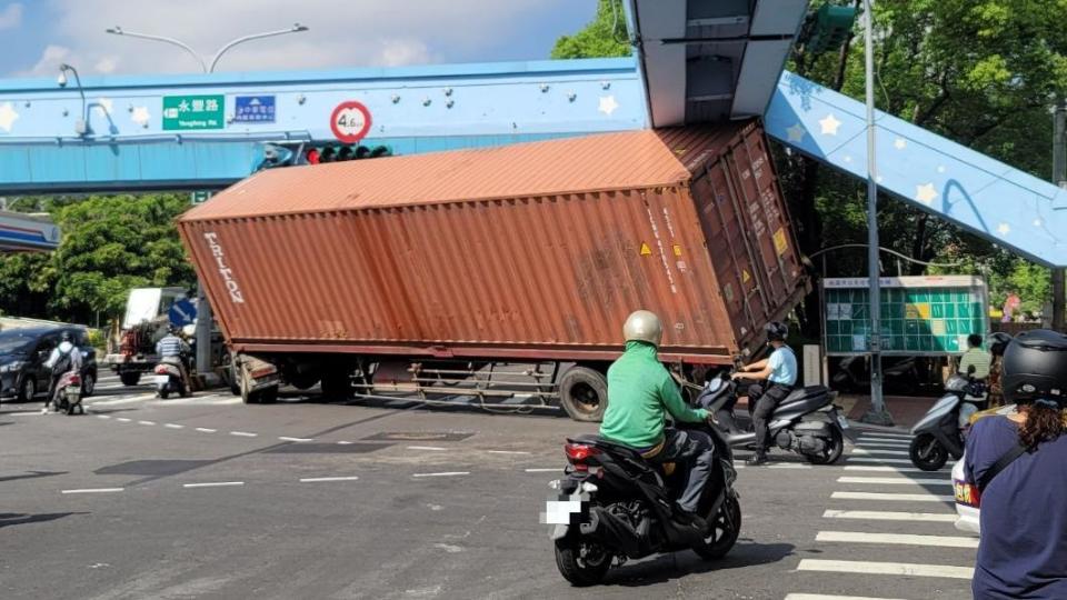 貨櫃車當場卡在路口。（圖／翻攝自記者爆料網）