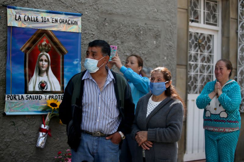 Foto de archivo. Familiares de reclusos con tapabocas permanecen a la entrada de la cárcel La Modelo después de un motín de prisioneros exigiendo al gobierno medidas sanitarias contra la propagación del coronavirus, en Bogotá