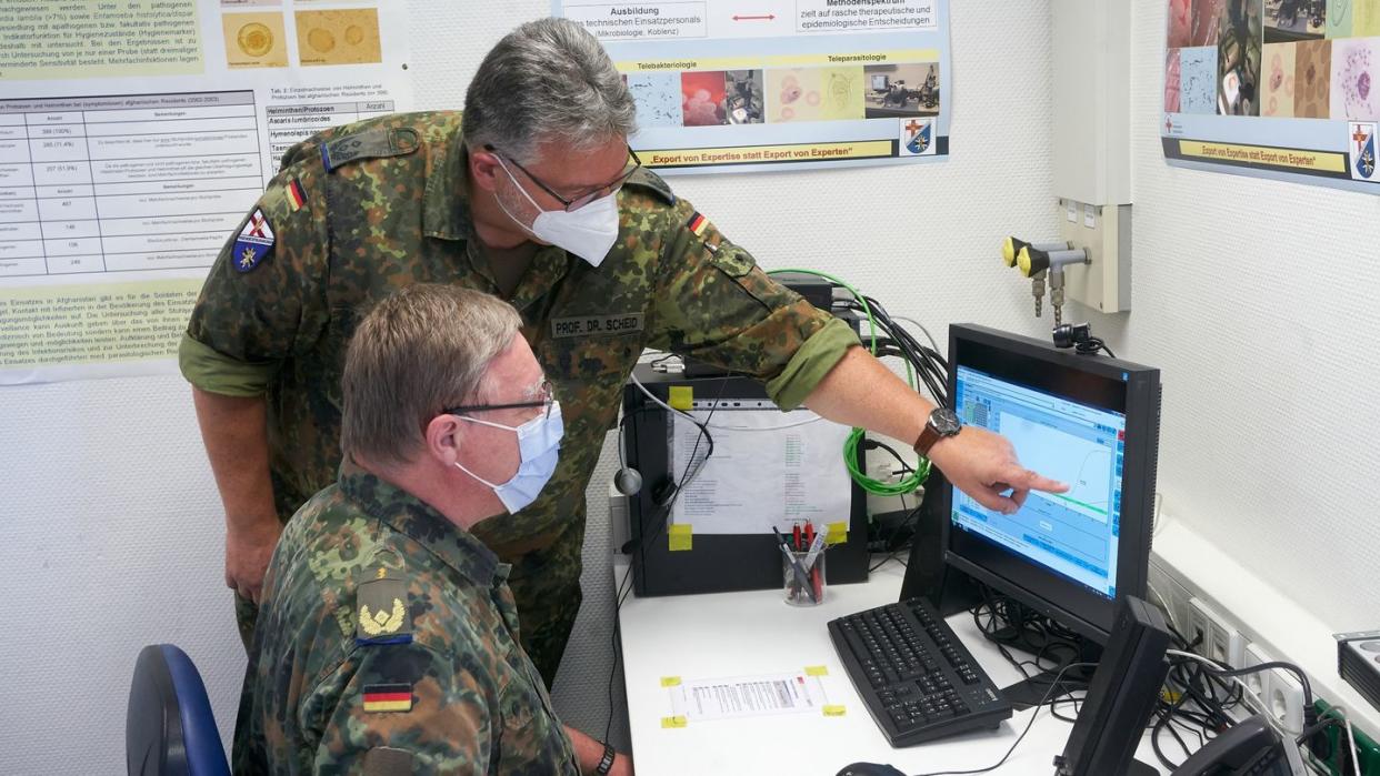 Oberstleutnant Patrick Leander Scheid (hinten) und Generalarzt Dr. Stefan Kowitz im Multinational Medical Coordination Centre/European Medical Command in Koblenz.